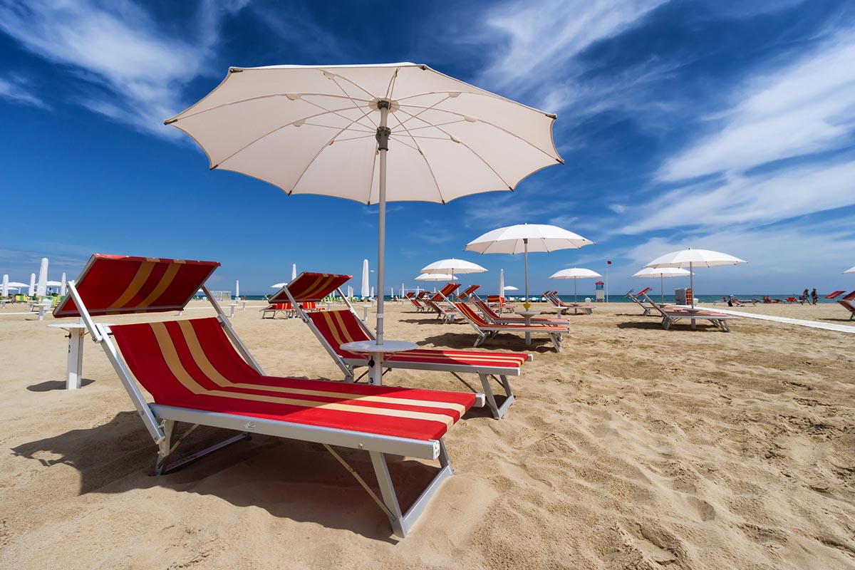 Spiagge, sarà un'estate senza distanziamento: ecco le regole