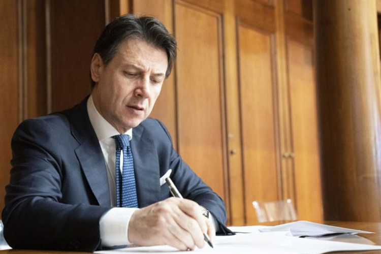 La firma di Giuseppe Conte sul decreto - Ora che i miliardi ci sono bisogna salvare subito le aziende