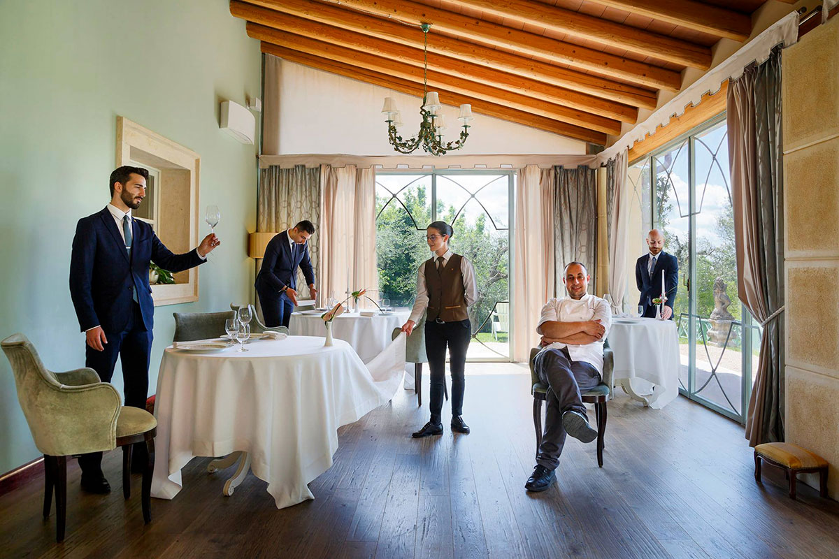 L'interno con lo staff Una stella in Valpolicella: a l'Oseleta la