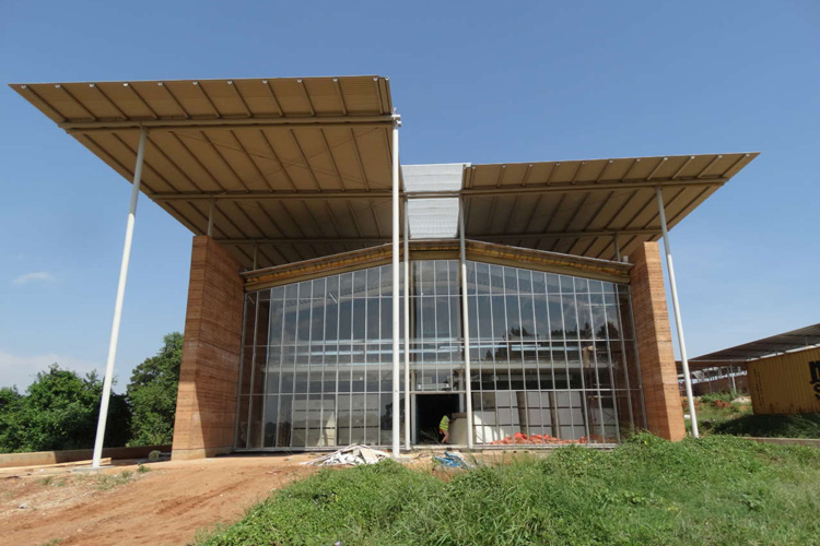 L'spedale di Emergency a Entebbe, in Uganda (Ospedale di Emergency a EntebbeFine lavori con cena da La Mantia)