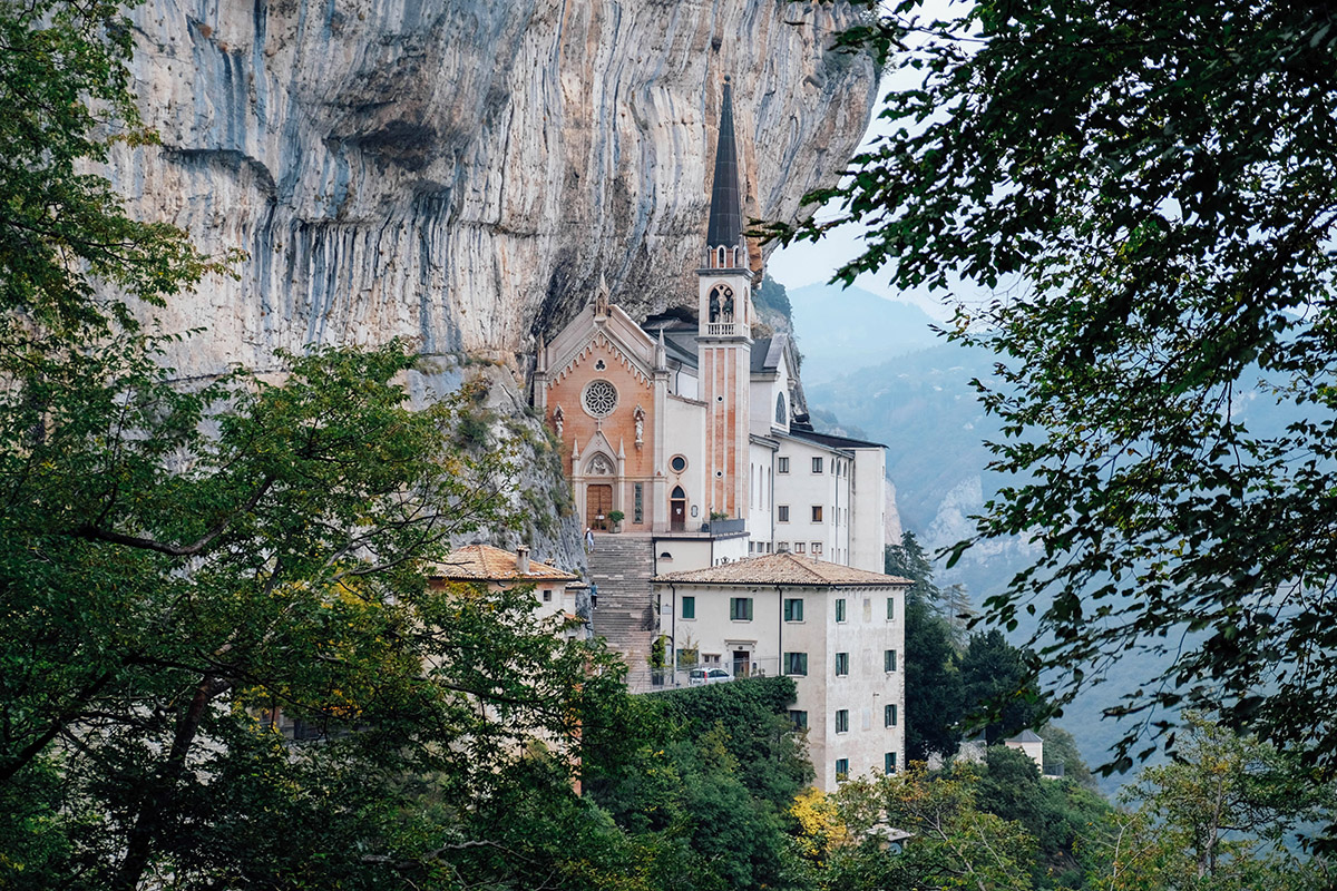 Santuario della Madonna della Corona a Ferrara di Monte Baldo. Attrazione turistica e famoso luogo di pellegrinaggio in Italia Turismo: in ripresa l’ospitalità religiosa ma la strada è lunga