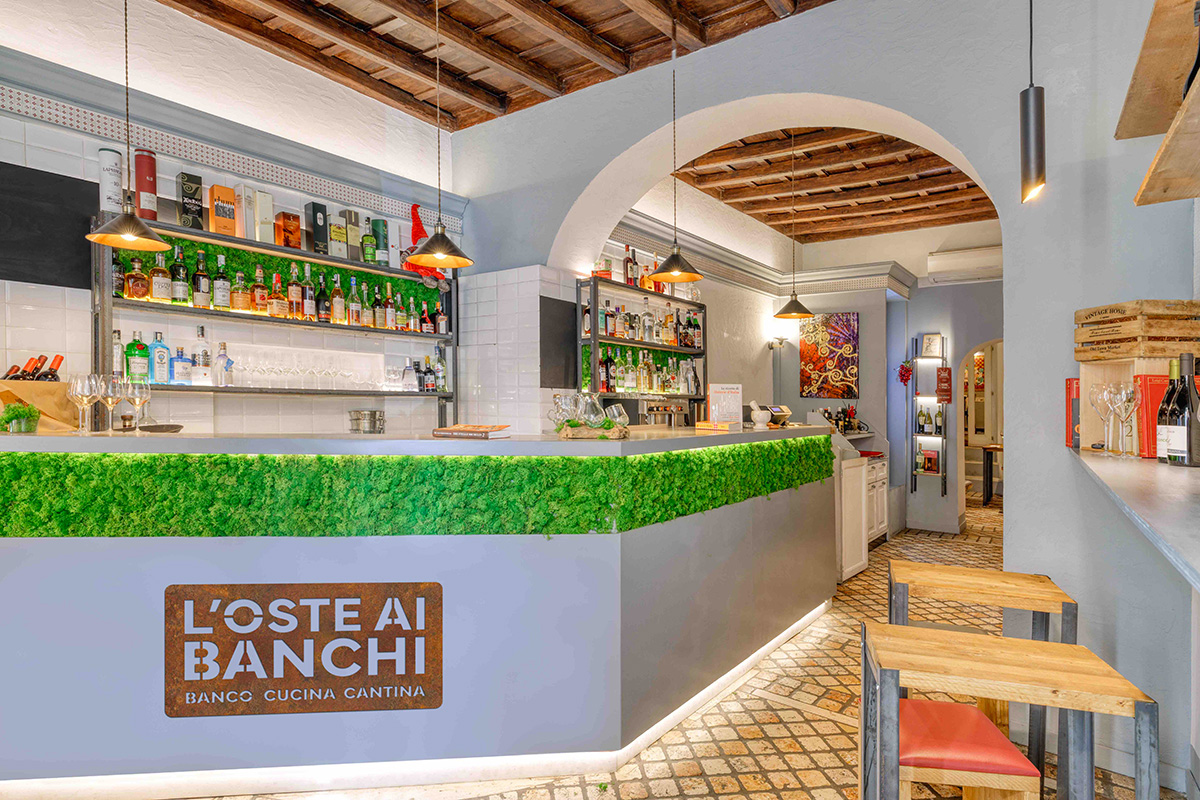 L'ingresso e il nuovo logo del ristorante capitolino Il nuovo corso de L&rsquo;Oste ai Banchi