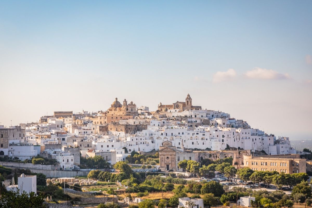 «No a bambini e cani»: è bufera social in un ristorante di Ostuni