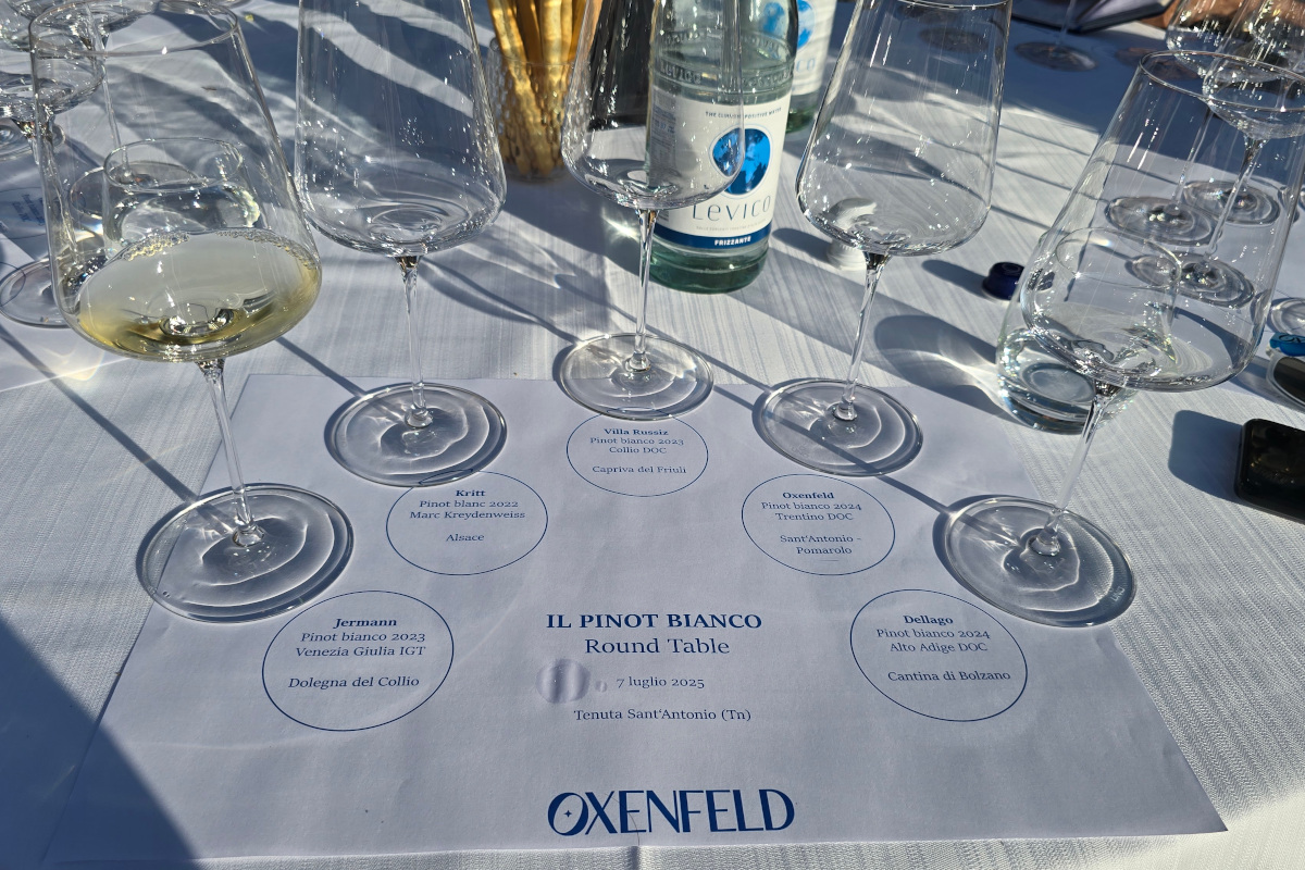 Valérie Bossi Fedrigotti brinda con il Pinot Bianco Oxenfeld