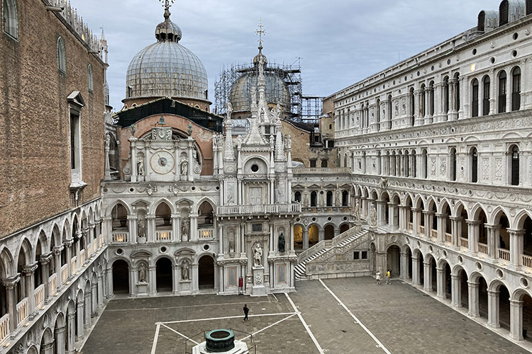 Tra i nuovi visitatori tante famiglie, anziani e giovani coppie - Il nuovo inizio di Palazzo Ducale Tanti veneti e visite più lunghe