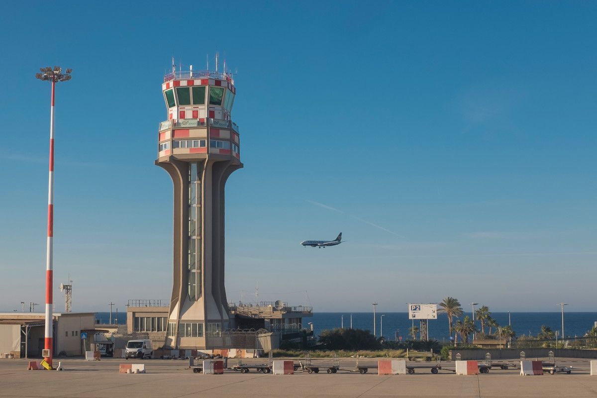 Notte di “fuoco” a Palermo: aeroporto chiuso a causa degli incendi