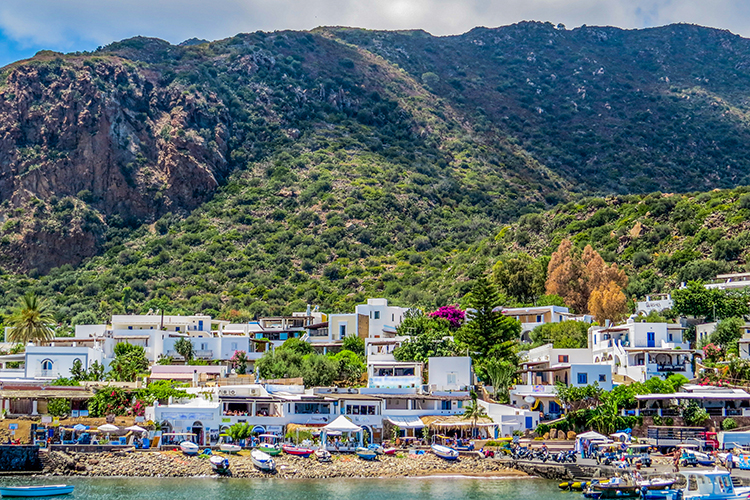 Panarea  Contro il turismo di massa, tutti vogliono il “numero chiuso”: è davvero la soluzione?