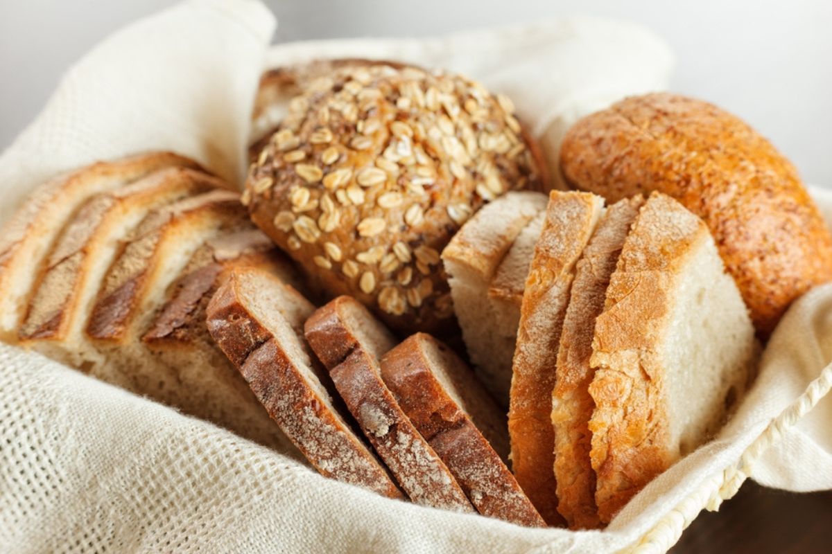 È giusto far pagare il pane a parte al ristorante? Cosa ne pensano gli chef
