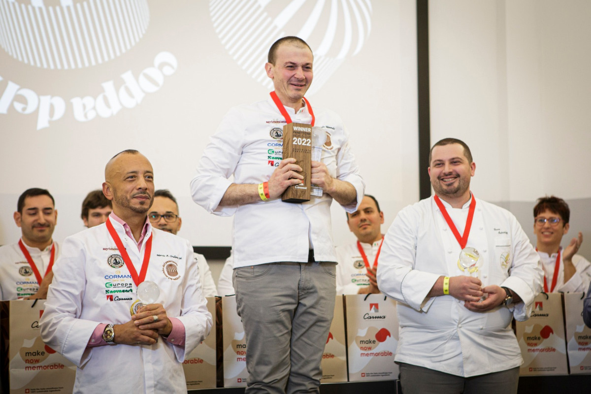 Il primo classificato Annibale Memmolo, Bruno Andreoletti (secondo) e Marcio A. Orellana (terzo) Panettone tradizionale, il campione del mondo è Giuseppe Mascolo