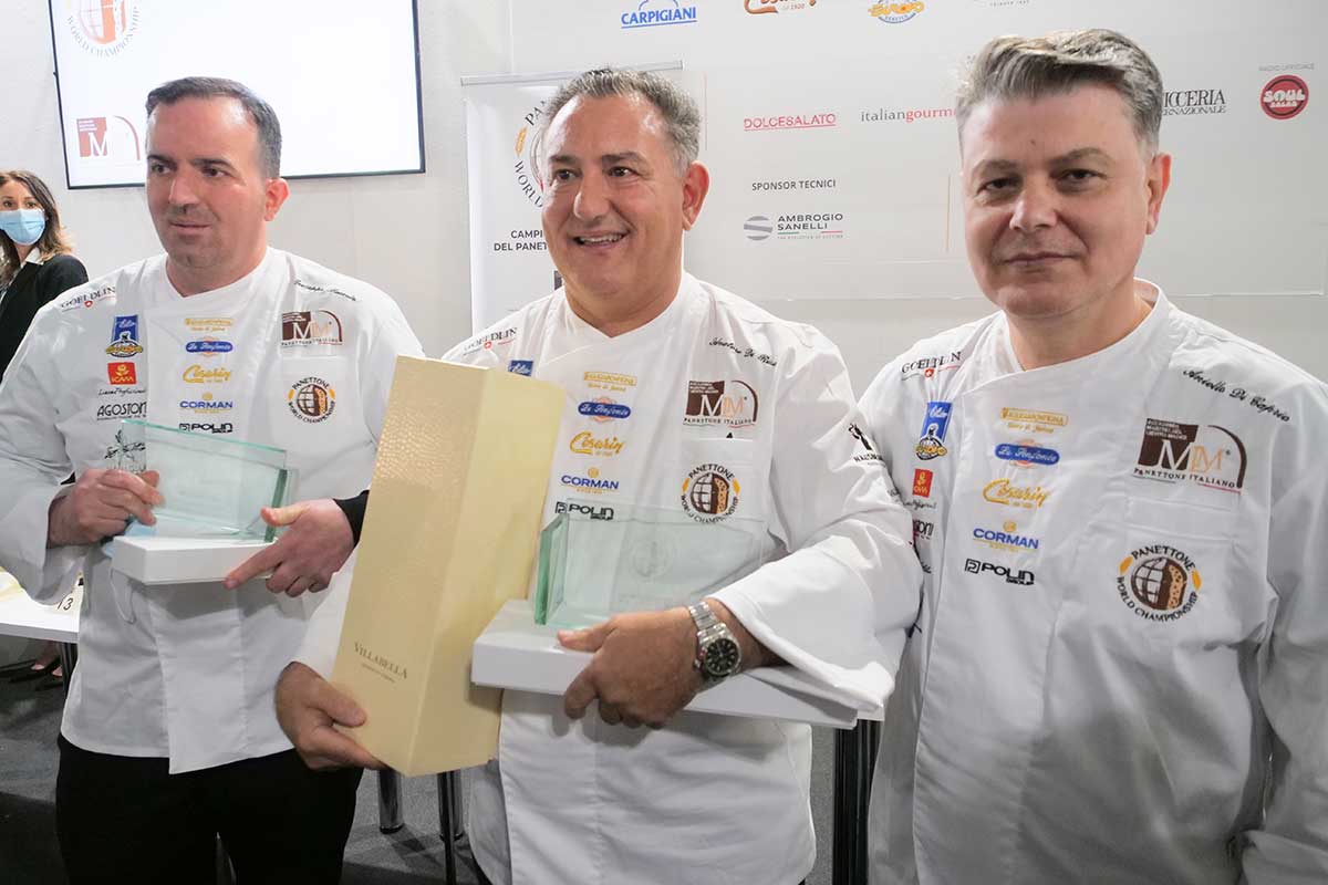 I maestri pasticceri protagonisti con i loro panettoni a Hong Kong. Da sinistra, Giuseppe Mascolo, Salvatore De Riso e Aniello Di Caprio I panettoni italiani premiati a HostMilano volano a Hong Kong