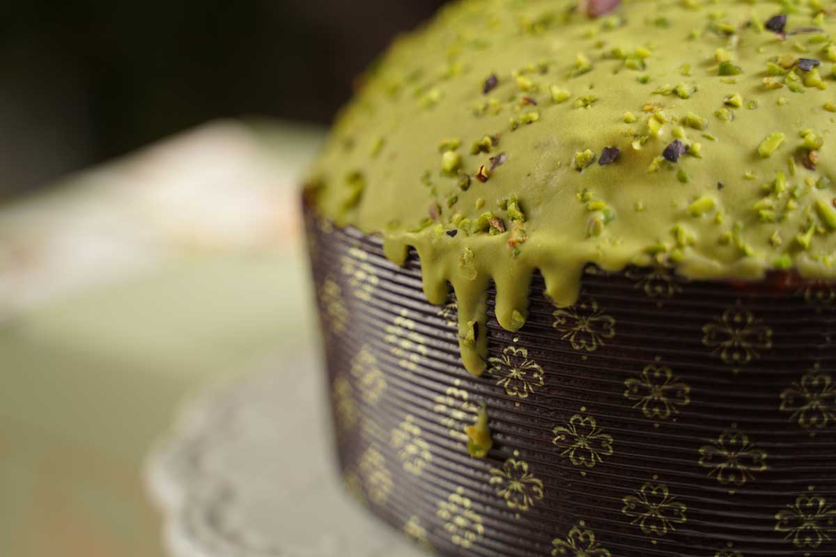 Il dettaglio della copertura del panettone Tradizioni lontane si incontrano nel panettone Pistacchio Matcha di Loison