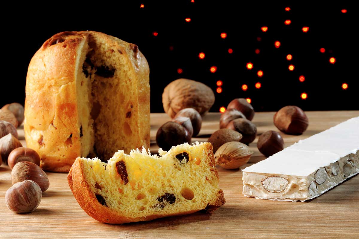 Il panettone, meglio se artigianale, batte il pandoro nella disfida dei dolci di Natale A Natale, il panettone (artigianale) e i dolci tipici regionali battono il pandoro