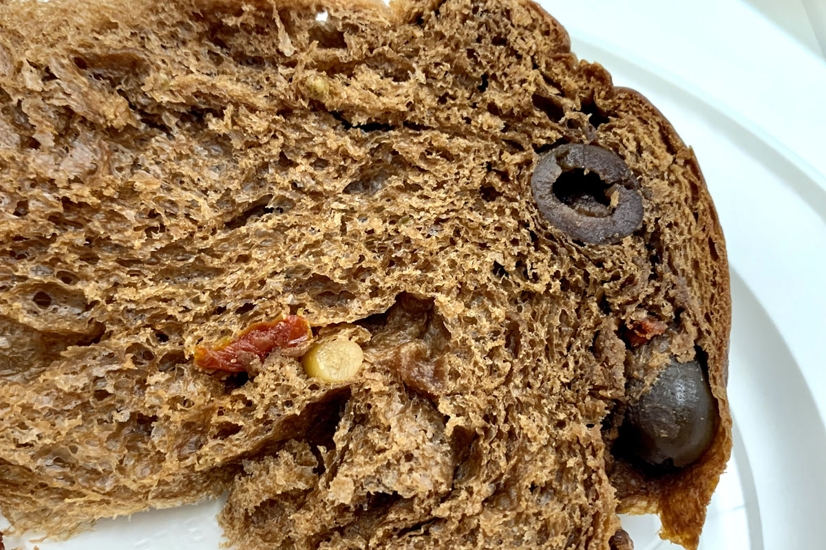 Agostoni Challenge: in primo piano il panettone con cioccolato e un'anima salata