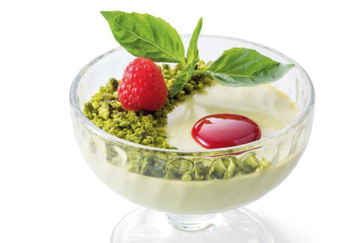 Panna cotta al pistacchio con lamponi e basilico thai