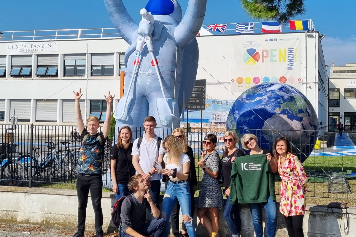 Studenti fuori dall'Istituto Panzini di Senigallia  Crisi energetica, personale e formazione: le nuove sfide della ristorazione