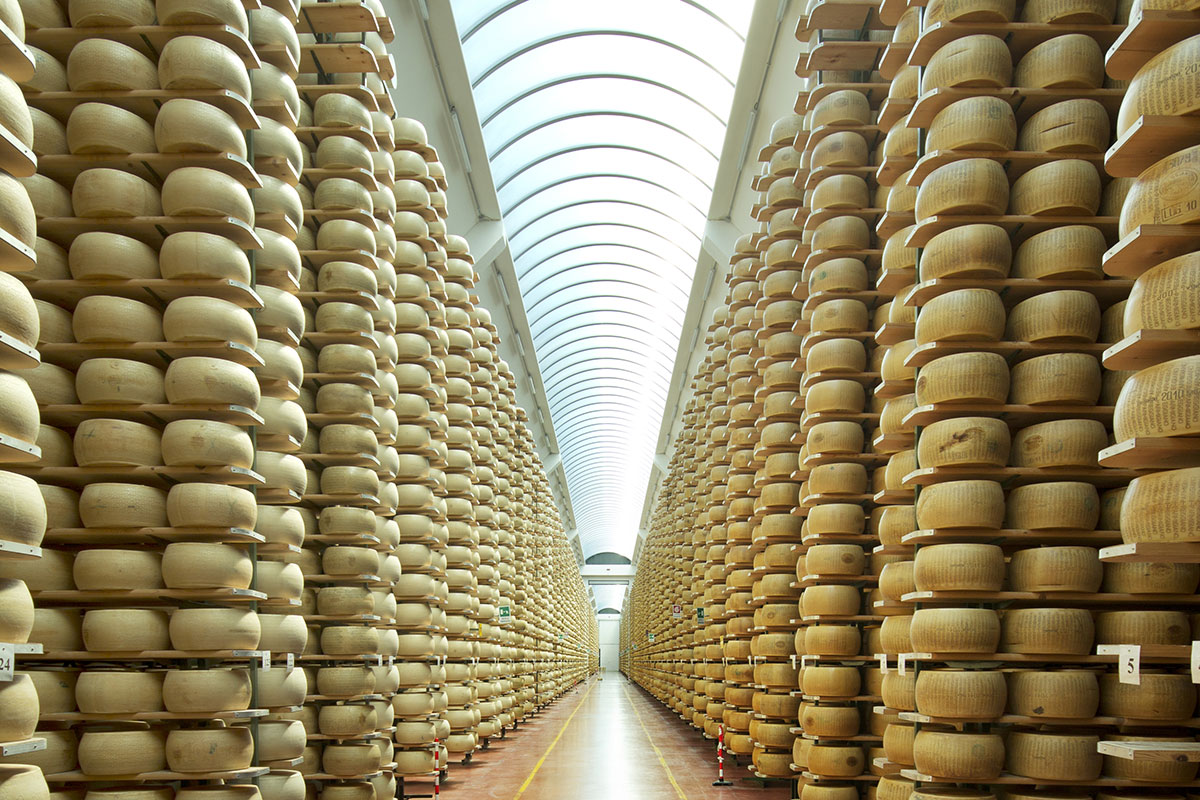 Forme di Parmigiano Reggiano Parmigiano Reggiano: dopo l'okai conti 2020, il nuovo presidente