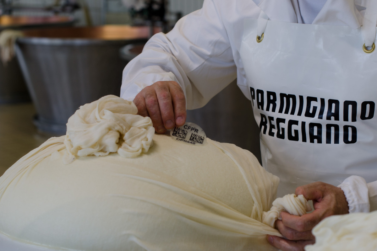 Il nuovo chip su ogni forma Parmigiano Reggiano Dop, un chip per essere ancora più tracciabile