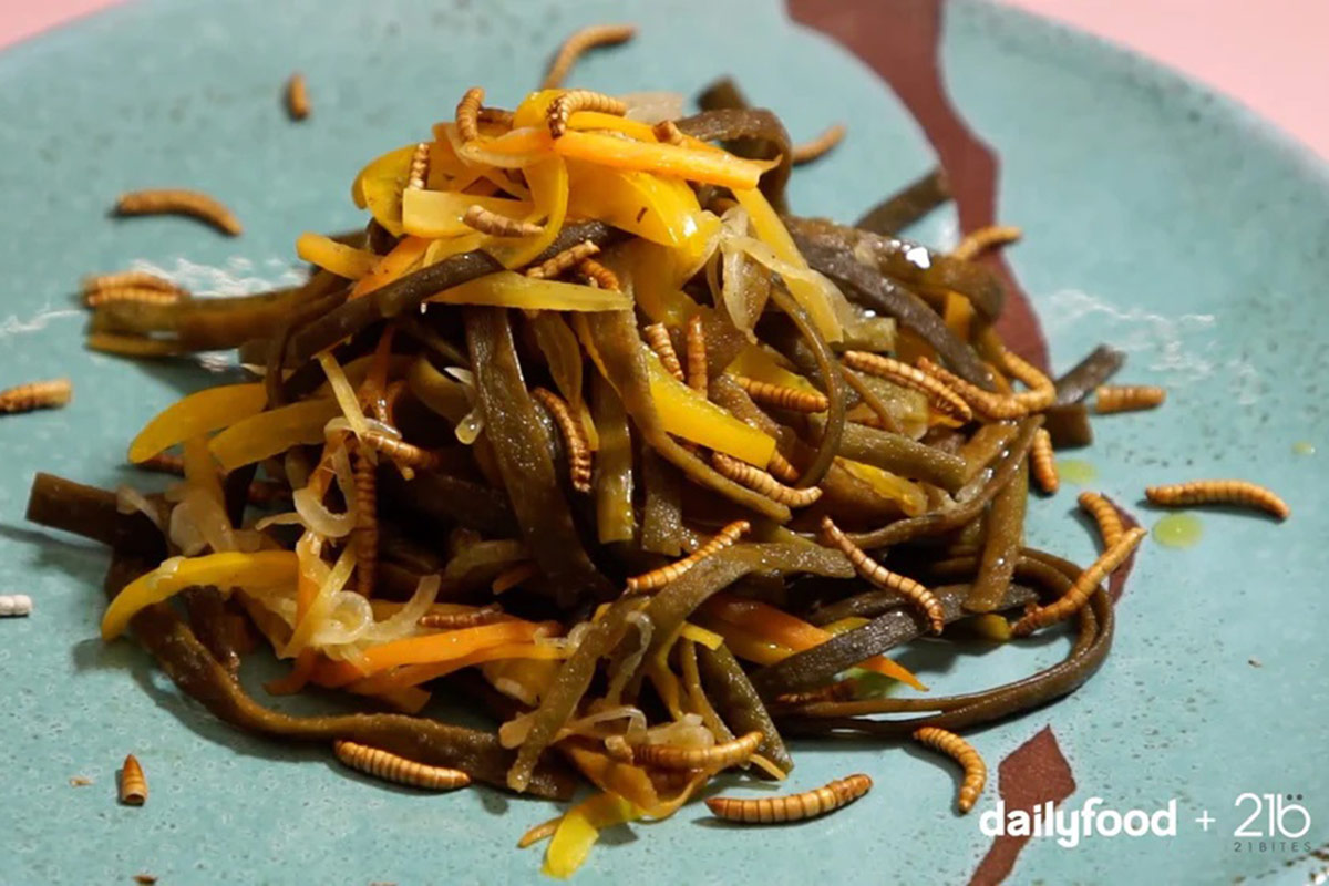 Pasta di alghe con le camole Mangiare insetti: il futuro dell’alimentazione sostenibile è già qui!