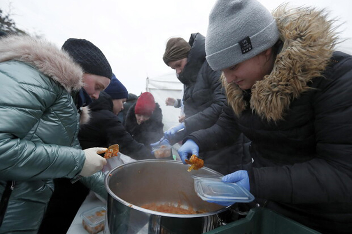 World Central Kitchen, la task force dei cuochi solidali in Ucraina. Foto: ANSAEPA  I cuochi solali in Ucraina sfamano i profughi al confine: serviti 41mila pasti