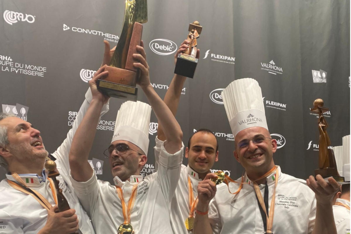 Andrea Dalmasso, allenatore, e Lorenzo Puca, Andrea Restuccia e  Massimo Pica, campioni del mondo di pasticceria Pasticceria, l'Italia vince un altro mondiale: siamo Campioni del Mondo