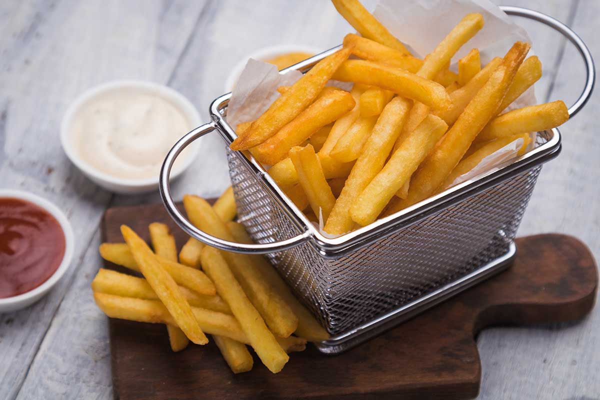 Patatine fritte più salutari di un cucchiaio di olio extravergine d'oliva? Colpa del nutriscore Nutriscore, patatine fritte più salutari dell'olio Evo? «Follia francese»