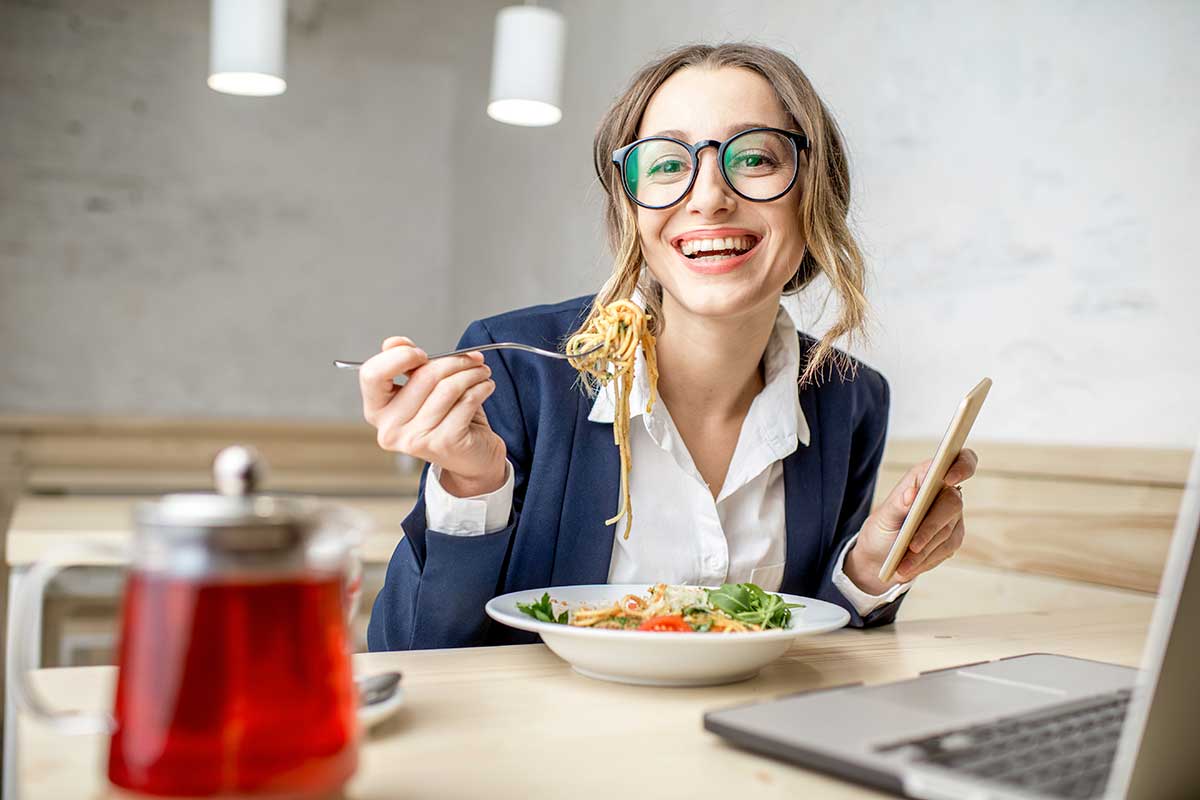 Con la ripresa della pausa pranzo la ristorazione conta di recuperare un 20% di fatturato perso con il lockdown Stop allo smart working per dipendenti pubblici? Bar e ristoranti recuperano il 20%