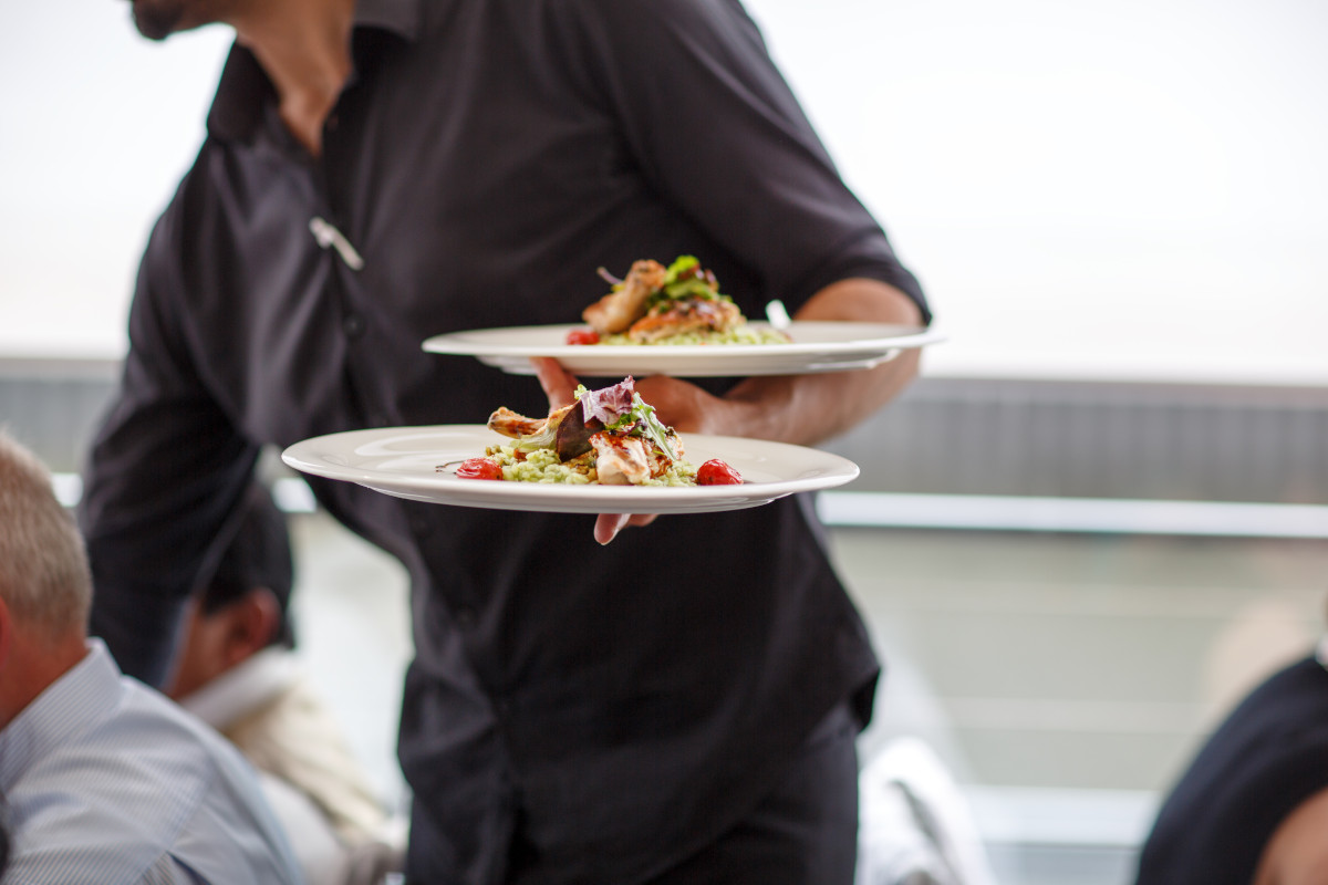 La pausa pranzo fuori ufficio è sempre più cara per gli italiani?