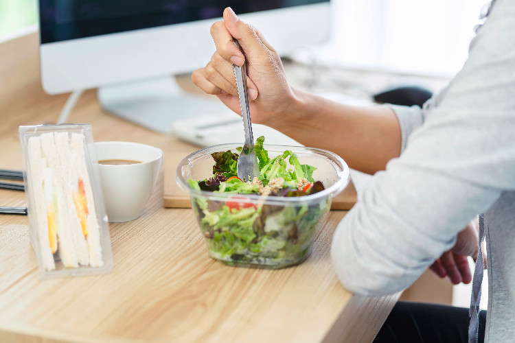 Per un italiano su due in pausa pranzo il cibo si porta da casa - Torna il cibo da casa in ufficio: schiscetta per un italiano su due