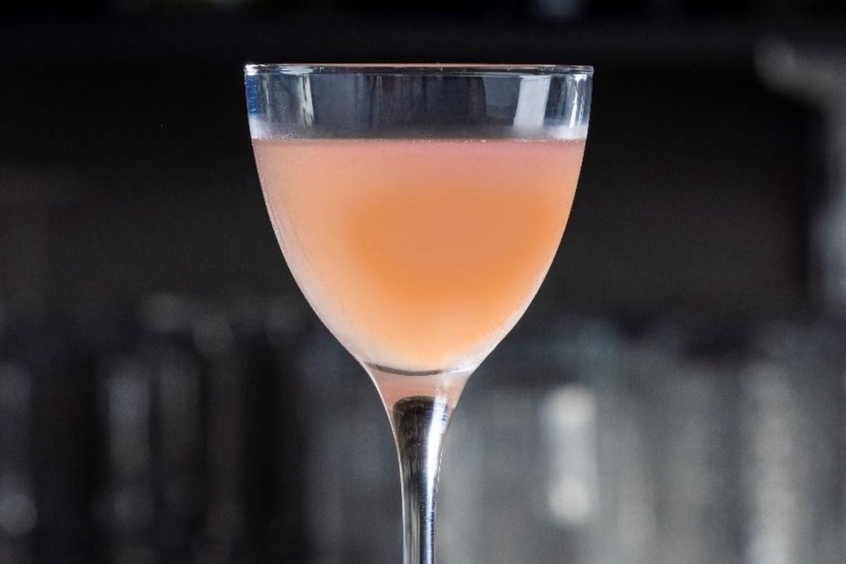 Il peach fuzz, colore Pantone del 2024, sarà in tendenza anche nei cocktail?