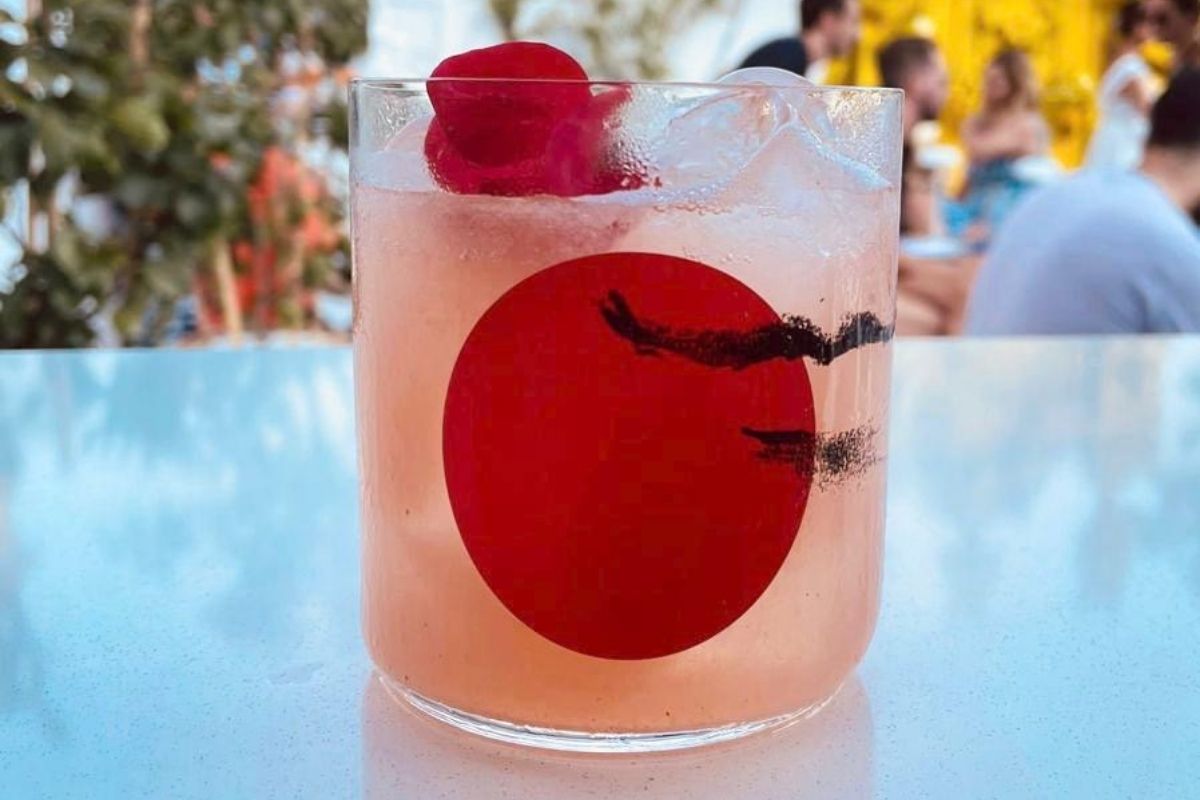 Il peach fuzz, colore Pantone del 2024, sarà in tendenza anche nei cocktail?