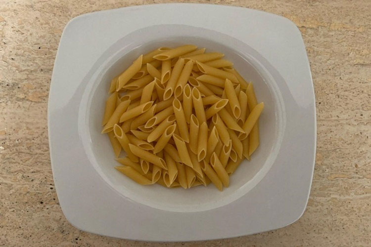 Le ormai famigerate penne lisce - Casalingavirus, la nuova epidemia contagia donne e uomini di Milano