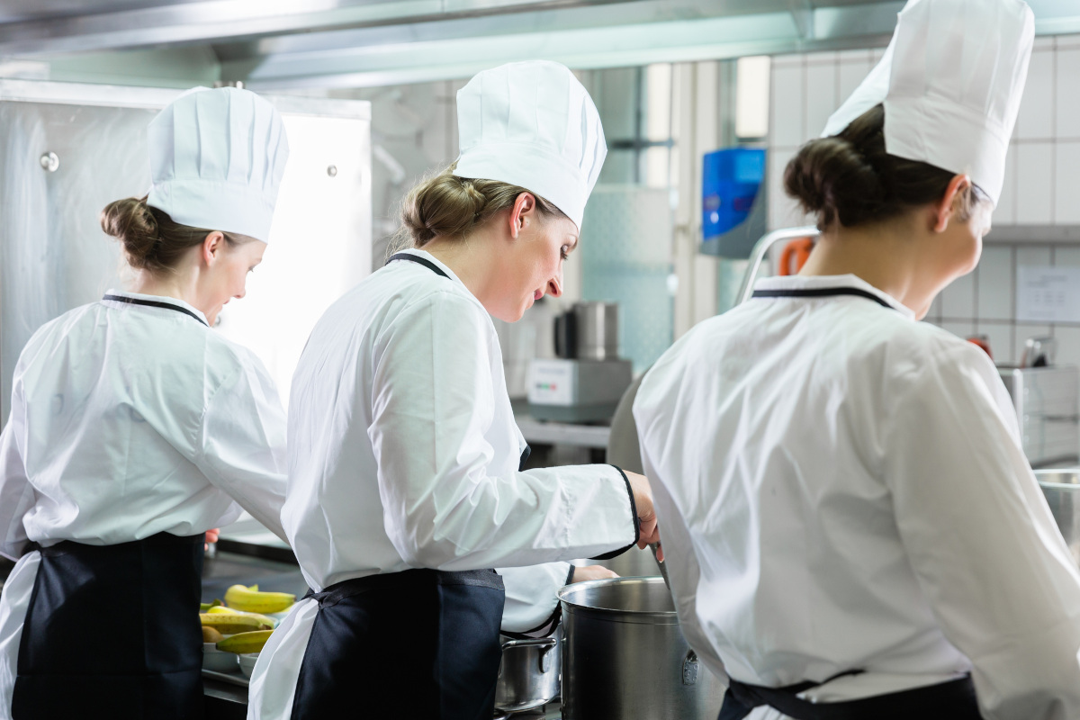 ristorante-cucina-personale-cuoche Crisi della ristorazione, il sindacato: “Ecco perché i lavoratori stanno fuggendo”