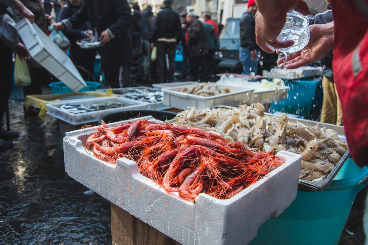 Caro gasolio, le barche restano in porto e nei mercati manca il pesce