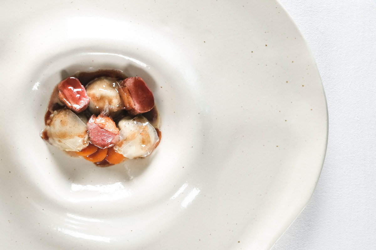 Ravioli di piccione, lardo e carote  Borgobrufa svela la nuova proposta fine dining di Andrea Impero