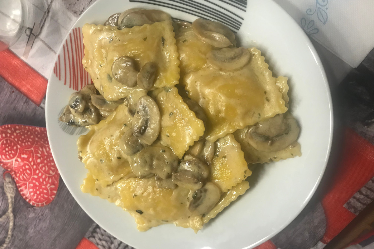 Piatto di pasta artiginaale, foto squisissimo Pastai artigianali in ginocchio per caro grano e bollette