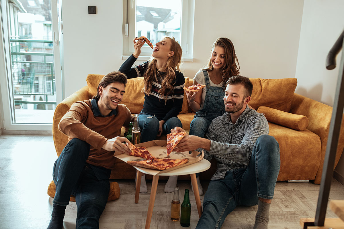 Per il 65% dei giovani la pizza rimane il cibo preferito per le serate fra coinquilini Il cibo preferito per le serate tra studenti? La pizza batte tutto!