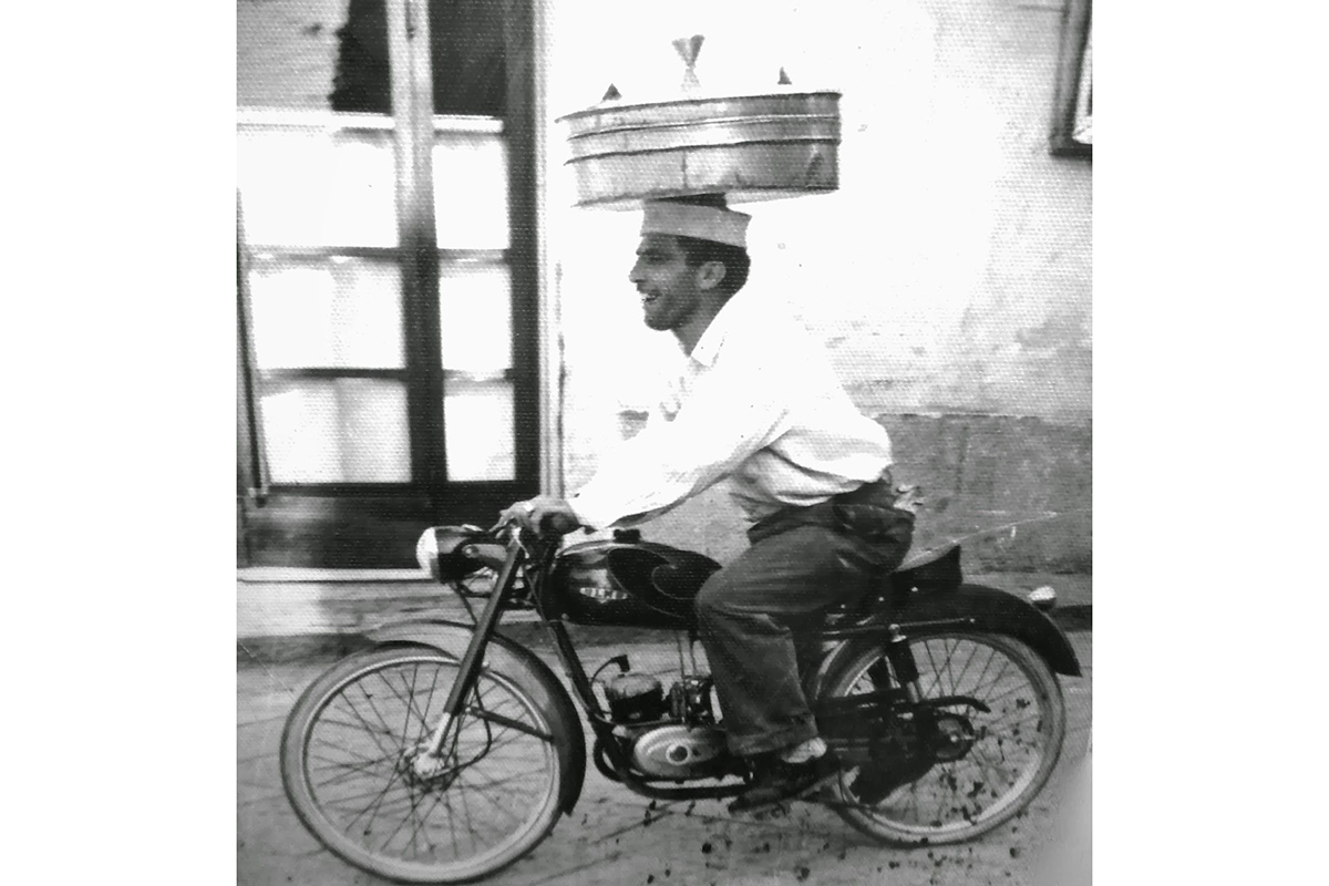 Pizzaiolo ambulante motorizzato della Pizzeria Salvo di S.Giorgio a Cremano. Foto: Archivio storico pizzaioli napoletani La storia della Pizza: dalla Bibbia fino all'Unesco, passando per... la Regina Margherita