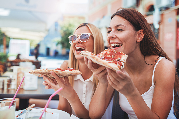 Pizza e pasta sono i cibi che strappano una risata a tavola I cibi per farsi due risate a tavola? Pizza e pasta, al terzo posto i dolci