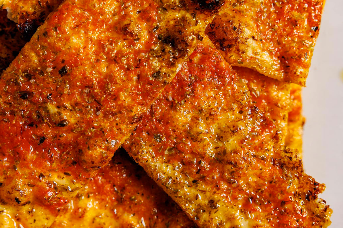 Fuori carta, ma tutti la vogliono: Sami El Sabawy rilancia la pizza “zozza” 