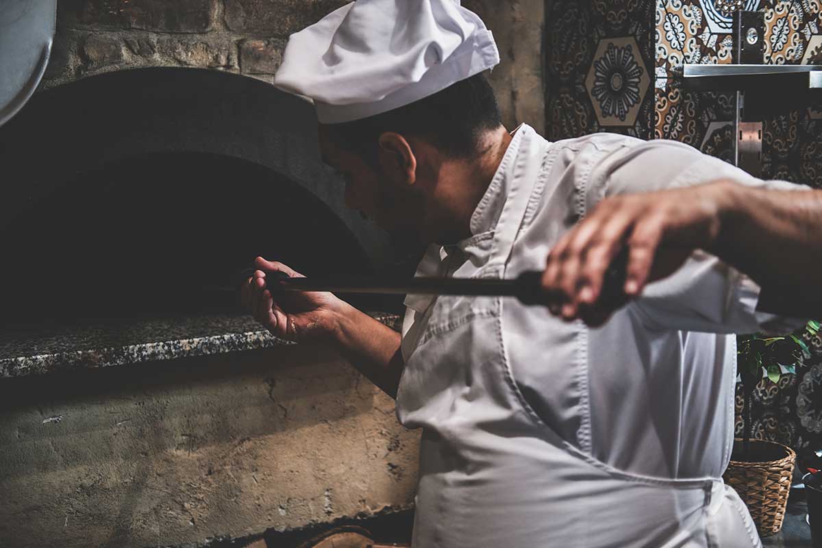 Negli anni '70 a Napoli il pizzaiuolo ricopriva anche un ruolo sociale grazie al fenomeno della pizza a otto giorni L'arte del pizzaiouolo napoletano celebra il riconoscimento Unesco e si trasforma in doodle