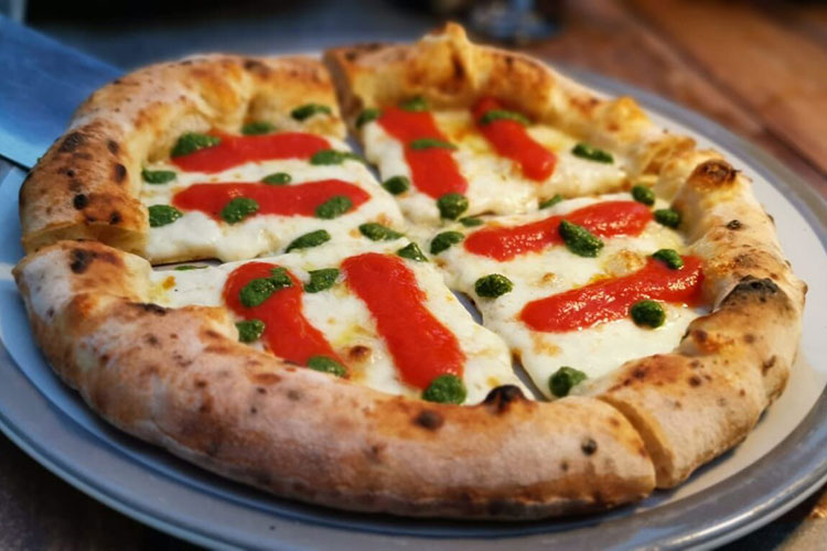 La pizza di Franco Pepe (Le pizze di Franco Pepe sfilano all'Hotel Cristallo di Cortina)