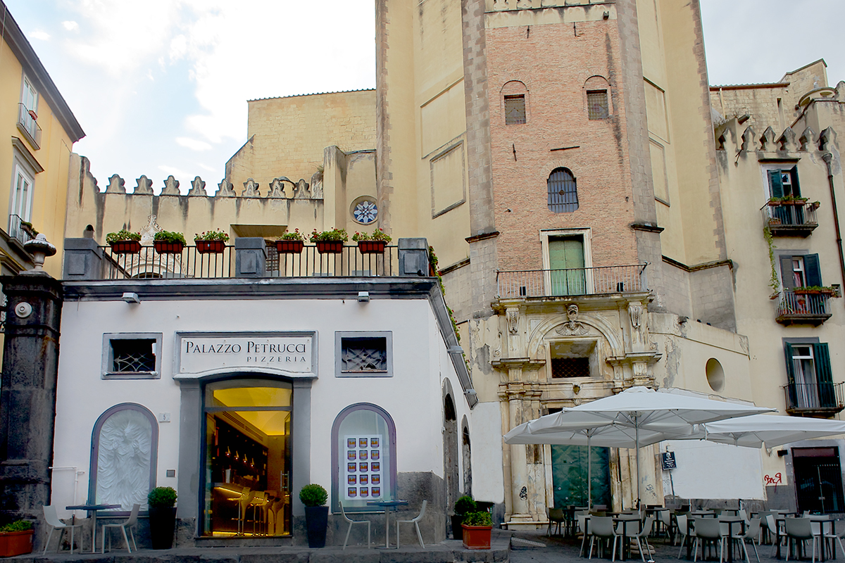 Palazzo Petrucci Pizzeria Nelle pizze di Davide Ruotolo tutta la bontà delle farine Mulino Caputo