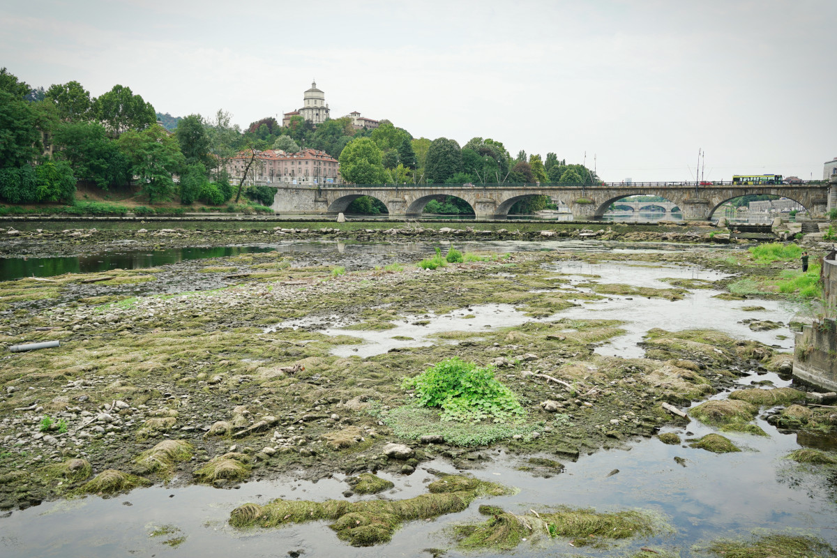 Il maltempo con pioggia e neve hanno fatto salire di appena un centimetro il livello del fiume Po Il Po sale solo di un cm: servirebbe un mese di pioggia per salvarci dalla siccità