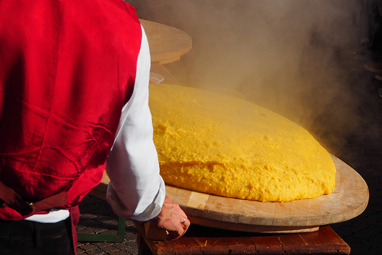 Polenta  Bergamo e Brescia Capitali del gusto: 23 eccellenze da non perdere