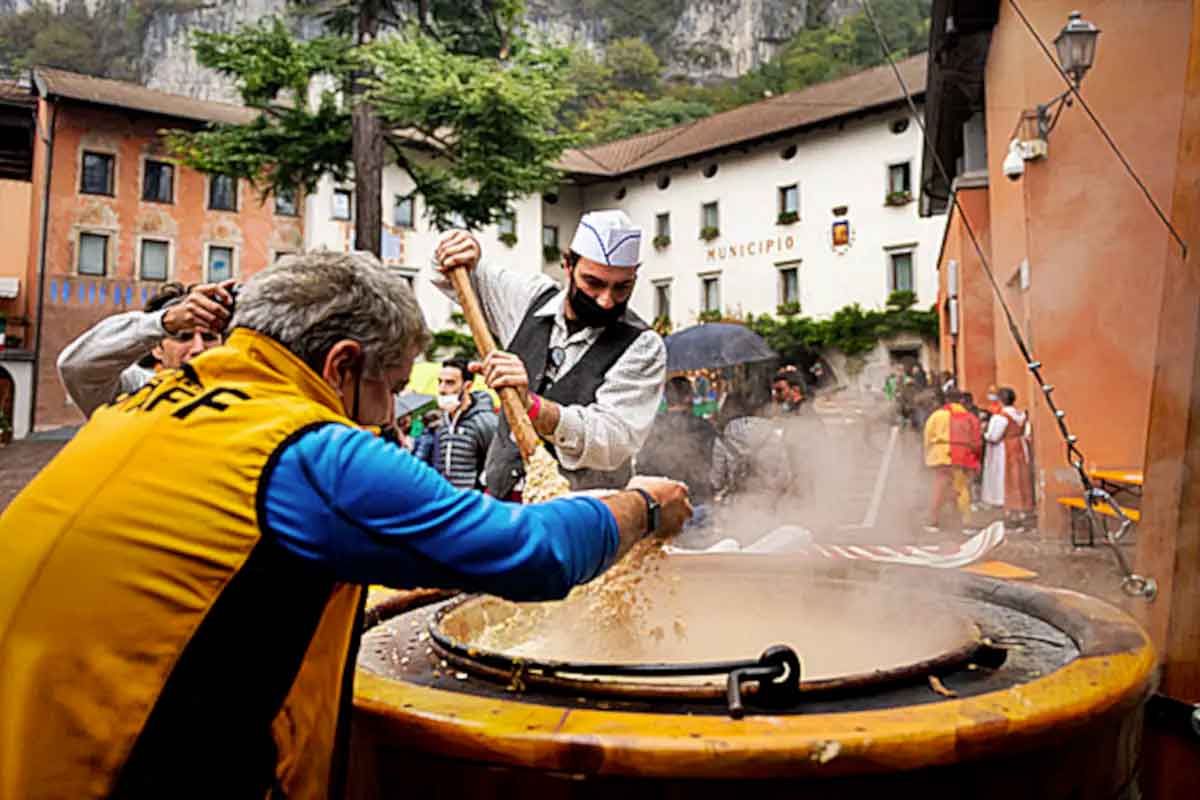 A Storo torna il Festival della Polenta con la supersfida tra i “polentèr”