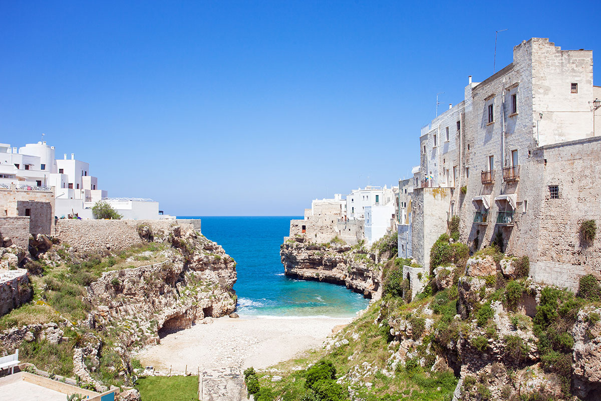 Polignano a Mare Turismo, per l'Italia è l'estate del rilancio. Mare più gettonato della montagna