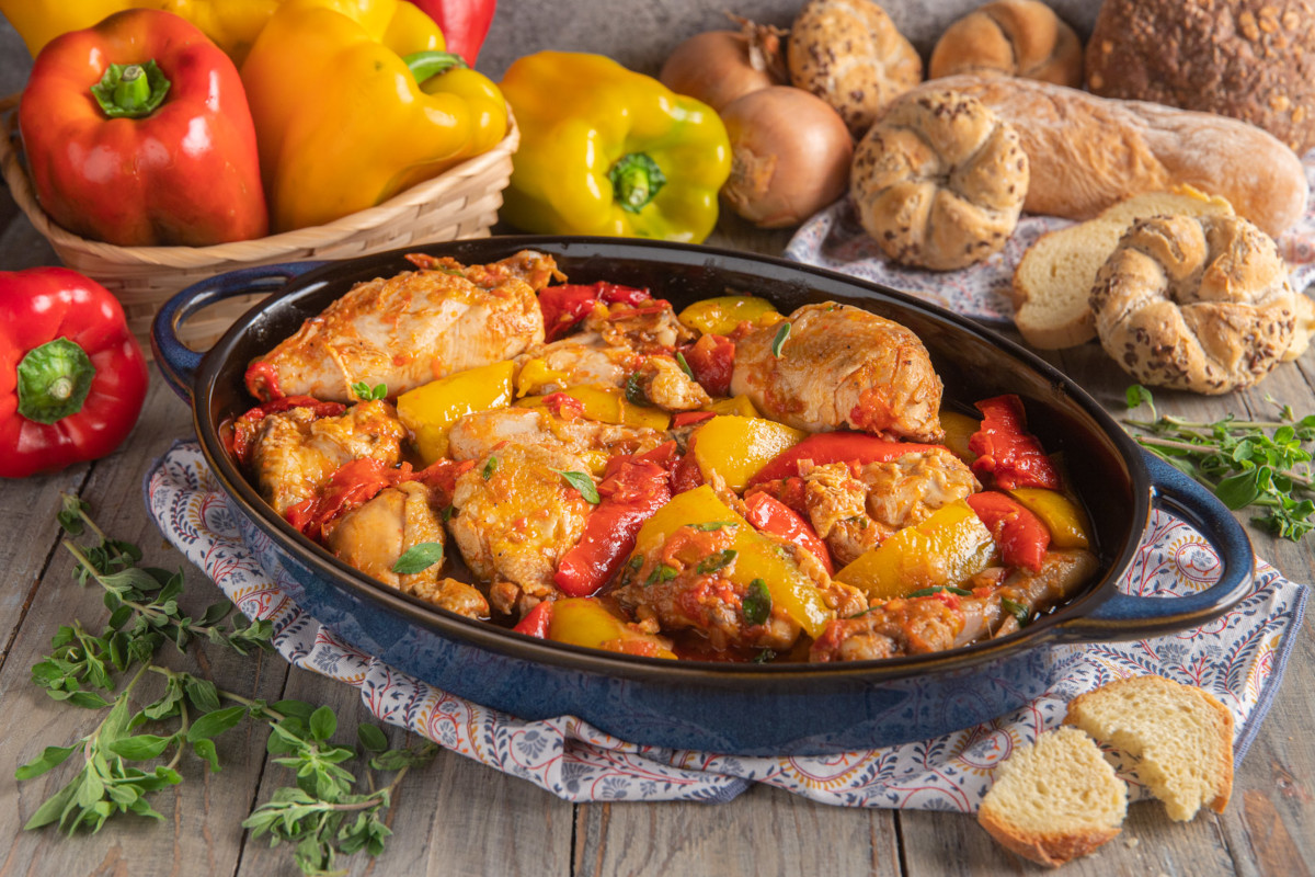 Pollo con i peperoni, per Ferragosto la ricetta di Sora Lella e Max Mariola