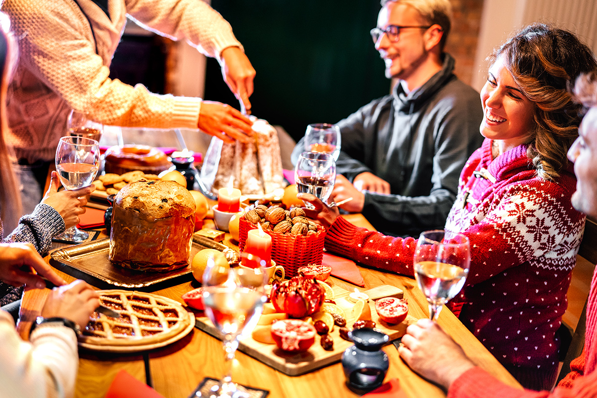 Il pranzo di Natale rischia di essere un salasso Cenone e pranzo di Natale, salassi. Gli italiani spenderanno 900 milioni in più