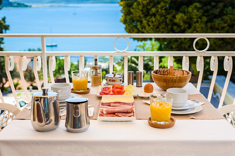 (Prima colazione in hotel Da punto dolente a carta vincente)