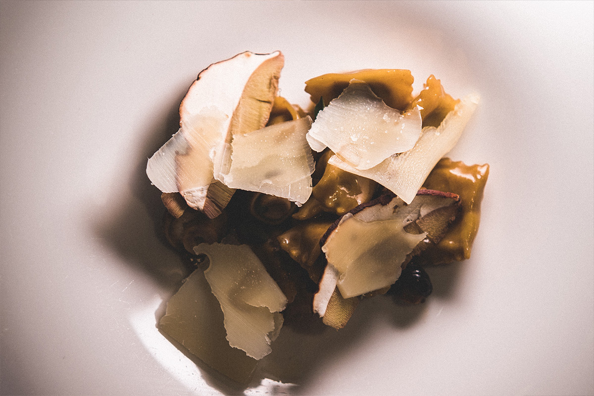 Il profumo del sottobosco | Raviolo del plin con funghi porcini e scaglie di Grana Padano Dop 18 mesi Viva! “Nati per Stare insieme” torna a Milano